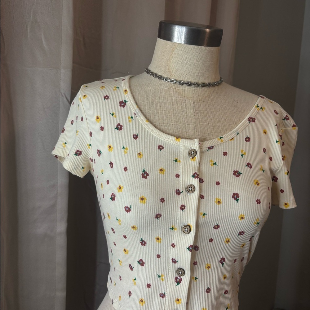 Heart Hips Floral Button-Up Crop Top - Cream and Multicolor - Picture 5 of 6